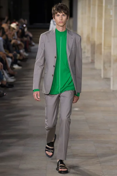 Look 10